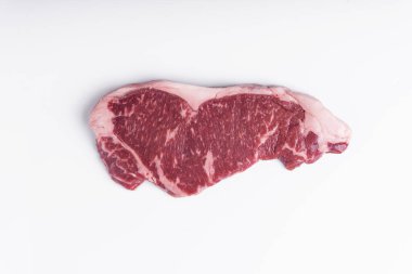 Beyaz arka planda taze çiğ biftek. üstteki v