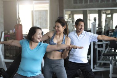 Yoga salonunda Asya 'nın son sınıf esneme egzersizi yapan bir arkadaş grubu. Yaşlı sağlıklı yaşam tarzı.