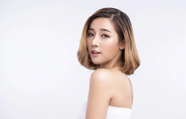 Beauté Jeune femme asiatique avec une peau faciale parfaite. Gestes pour le traitement de la publicité spa et cosmétologie . — Photo