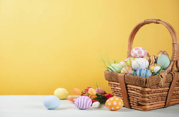 Feliz Pascua Huevos Pintados Pascua Cesta Mesa Rústica Madera Para — Foto de Stock