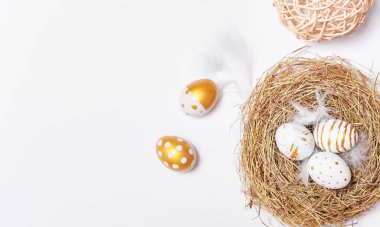 Yuvaya boyanmış paskalya yumurtaları beyaz arka planda.
