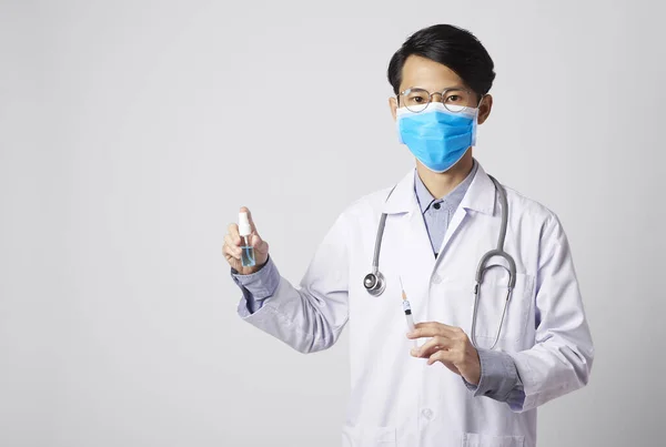 Asiatico Uomo Medico Indossando Maschera Chirurgica Mano Tenuta Siringa Vaccino — Foto Stock