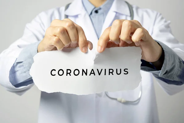 Lékař Drží Štítek Textem Coronavirus Šedém Pozadí Stěny Koncepce Preventivní — Stock fotografie