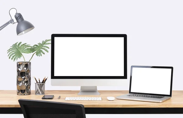 モックアップ空白の画面デスクトップコンピュータと木製のテーブルと白い壁の背景の装飾 — ストック写真