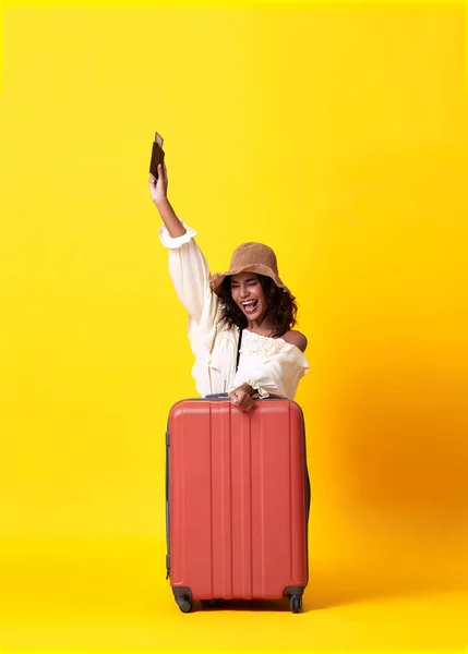 Jovem Mulher Africana Alegre Vestida Com Roupas Verão Segurando Passaporte — Fotografia de Stock