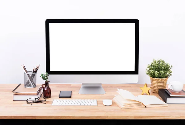 木桌和白墙背景上的空白屏幕台式计算机和装饰品 — 图库照片