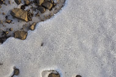 Güneş ışığında don kristalleri ile güzel beyaz buz yüzeyi