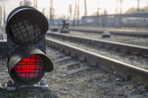 Demiryolu parlak kırmızı trafik ışık durdurma uyarı sinyali