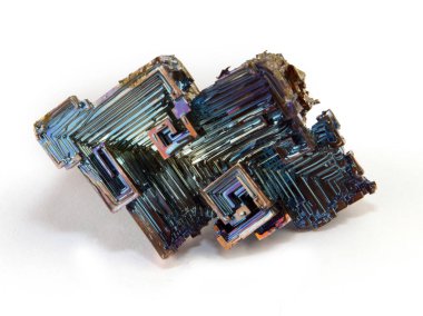 Parlak renkli mineral bizmut karanlık bir arka plan üzerinde