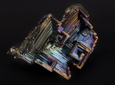 Parlak renkli mineral bizmut karanlık bir arka plan üzerinde