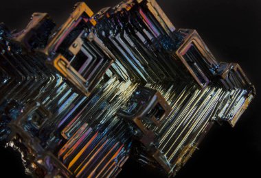 Gökkuşağı renkli mineral bizmut closeup makro karanlık bir arka plan üzerinde