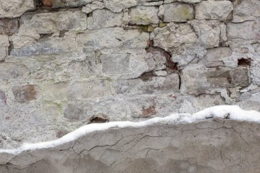 Kar kış arka planda eski çökmekte tuğla duvar