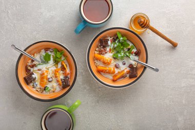 Darı gevreği, Yunan yoğurdu, yoğurt tatlısı, uzun bardaklar, bardak.