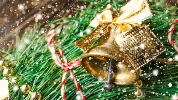 Arbre, poupées Noël, coffrets cadeaux, guirlande de Noël, branche de pin, enneigée — Photo