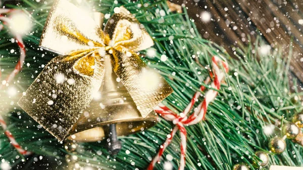 木人形クリスマスギフトボックスクリスマスガーランド松の枝 — ストック写真