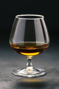 abur cubur, kör tatma, buz gibi soğuk, kuru erik, cam bardak.