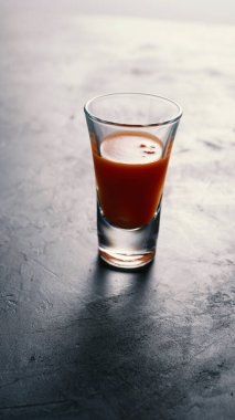 kanlı, gri beton, beton masa, cam sürahi, kokteyl