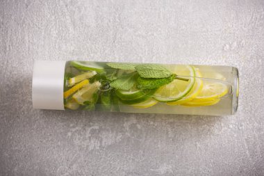 Elma sirkesi, arınma meyvesi, meyve sıkacağı, meyve sıkacağı, meyve sıkacağı, aşılayıcı su, limon suyu.