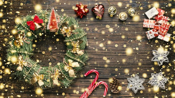 花輪の装飾、ジョー・ノエル・フランス語、枝の花輪のテキスト、陽気なクリスマスの挨拶、輝く雪 — ストック写真
