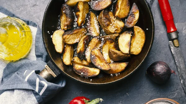 Russet ziemniaki, czerwone ziemniaki, ziemniaki śniadaniowe, kliny ziemniaczane — Zdjęcie stockowe