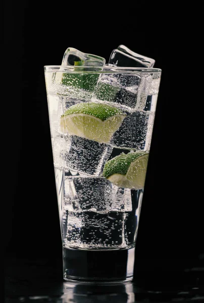 Margarita cocktail, barman preparação, pepino limão, gin fizz c — Fotografia de Stock
