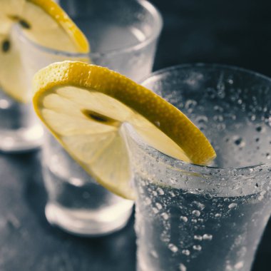 Dilenci, Londralı damıtıcılar, bar tezgahı, portakal dilimleri, safari, viski, rom, sırıtma