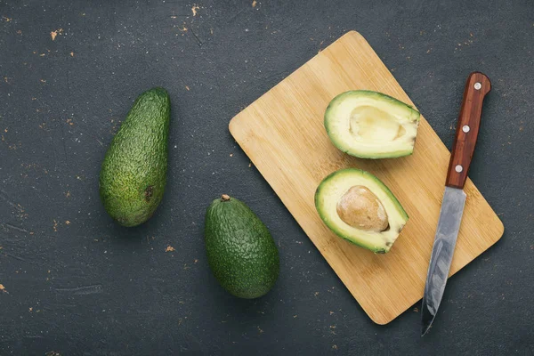 Frysa, platt låg, guacamole, avokado skivor, kock kniv, trä — Stockfoto