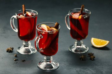 Sıcak şömine, ahşap kırsal, cam kupa, dilimlenmiş portakal, narenciye, şenlikli içecek.