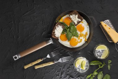 tereyağlı tost, mavi masa, ev yapımı yemek, ekmek sandviçi, sosis sebze, kaynamış yumurta