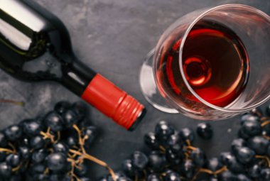 Sevgililer Günü, mermer arka plan, kırmızı şarap şişesi, kart konsepti.