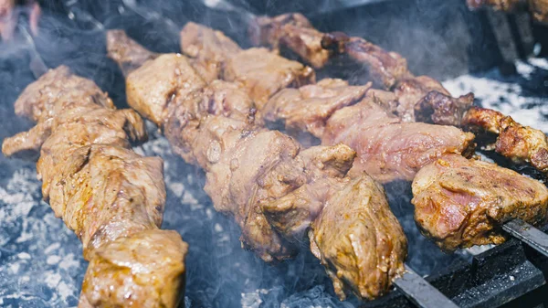 Кебаб приготовления пищи, мясо говядины, жареное мясо, жареное мясо, мясо вареное — стоковое фото