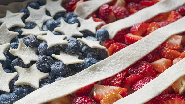 Patriótico, cuarto, corteza de pastel, pastel de bayas, bandera de lentejuelas, cereza —  Fotos de Stock