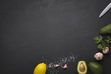 Izgara tavuk, salsa verde, kremalı avokado, domates sosu, h