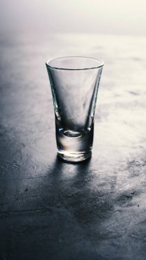 Etiketler, şarap şişeleri, konyak, şarap kadehi, yarısı dolu.