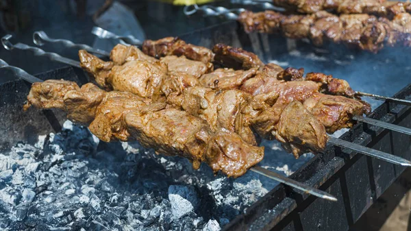 Кебаб приготовления пищи, мясо говядины, жареное мясо, жареное мясо, мясо вареное — стоковое фото