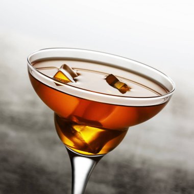 Buz topu, karpuz kokteyli, taze portakal, şarap kadehi, baygınlık.