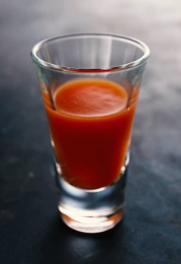 Lezzetli domates, fotokopi alanı, taze domatesler, mavi beton, kırmızı