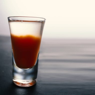 Lezzetli domates, fotokopi alanı, taze domatesler, mavi beton, kırmızı