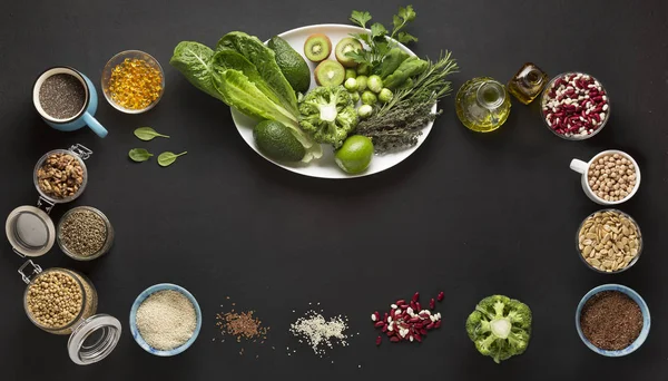 Groenten salade, papieren zak, ronde lijst, salade ingrediënten, houten achtergrond, rand frame — Stockfoto