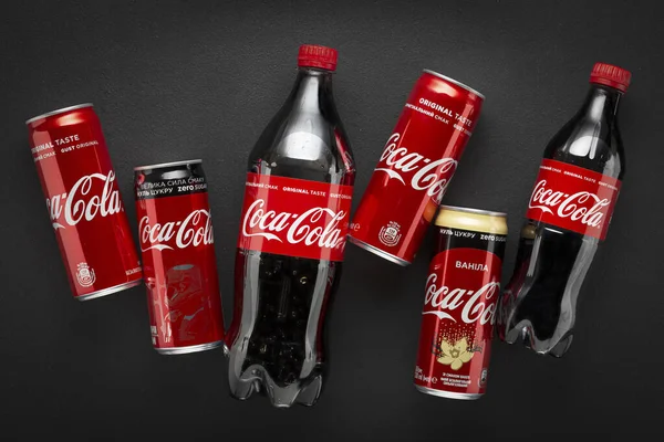 Coca-Cola, 12 oz, lata, fondo, negro, transparente, carbonatado , — Foto de Stock