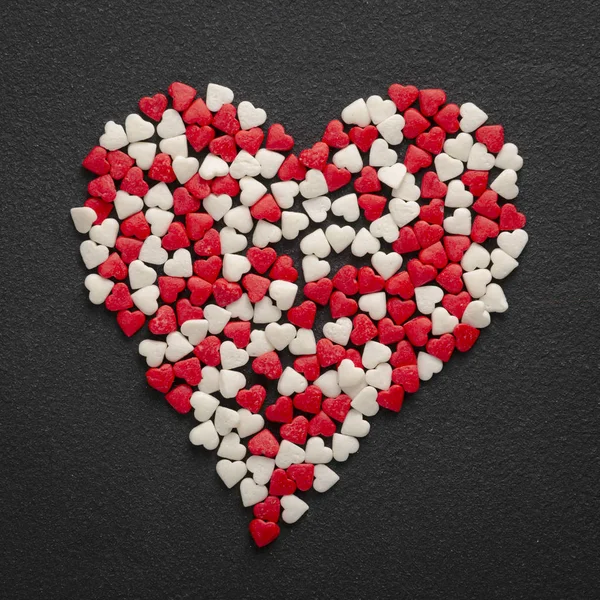 Corazón rojo, símbolo del amor, formas del corazón, arco rojo, San Valentín, bricolaje casero, rosas rojas, cinta blanca — Foto de Stock