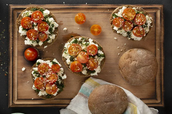 Bruschettas vegetarianas, tomates a la parrilla, bruschetta italiana re —  Fotos de Stock