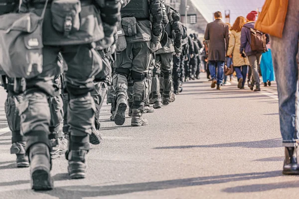 治安部隊、プロ民主主義、人々の移動、平和デモ — ストック写真