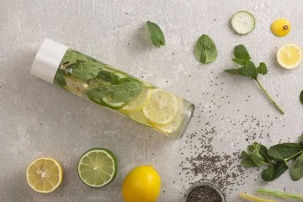 Limonada menta, limón en rodajas, hoja de menta, hojas de menta, limón fresco — Foto de Stock