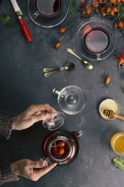 Yardım, boğaz ağrısı, bitki çayları, iltihap, gül yaprağı, ro