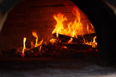 Ağır çekim, küçük pizza, hamur işleri, şömine, bri