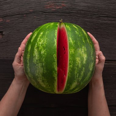 El ele tutuşmak, kalp şekli, büyük dilim, sıcak yaz, büyük dilim.