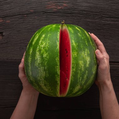 El ele tutuşmak, kalp şekli, büyük dilim, sıcak yaz, büyük dilim.