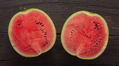 sulu karpuz, taze olgun, olgun kırmızı, yeşil yapraklar, kırmızı su