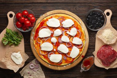 Pepperoni, tost, hamur, hamur, biberli pizza, İtalyan sosisli pizza, keto diyeti.